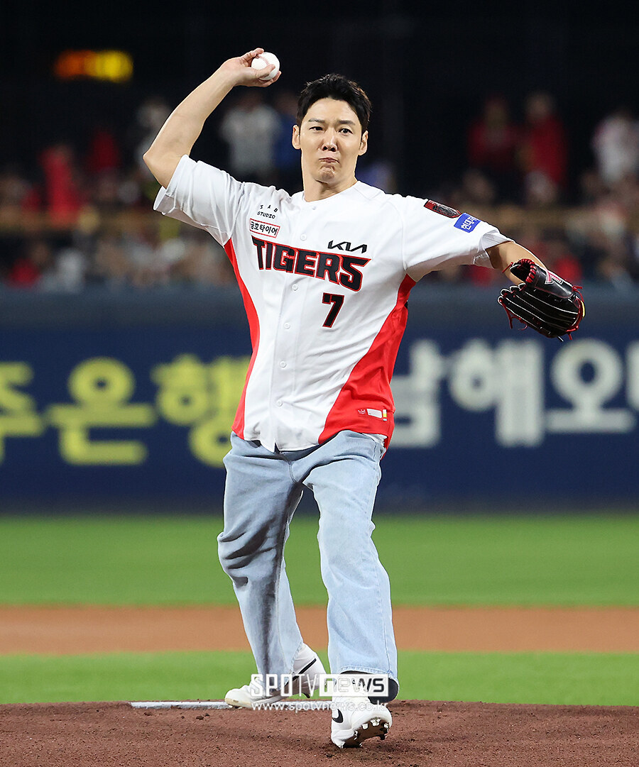 [포토S] 최진혁, '직관 승률 100%, PO 3차전 시구!'