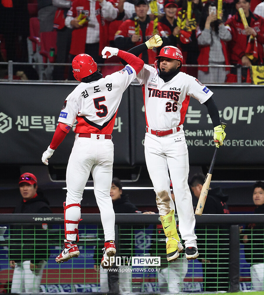[포토S] 김도영, '카스트로와 홈런 세리머니!'