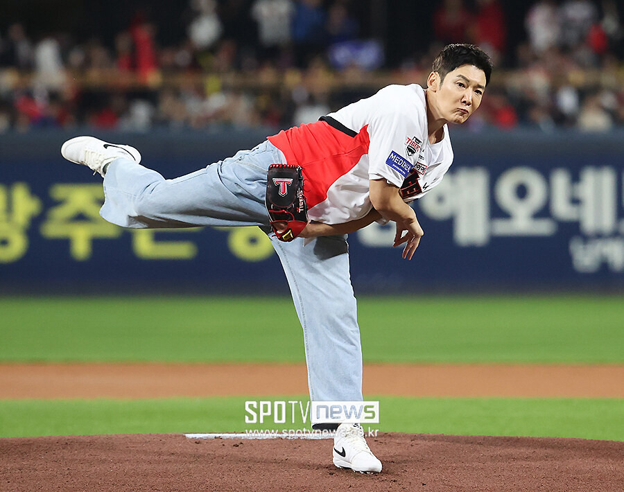 [포토S] 최진혁, 역동적인 투구폼