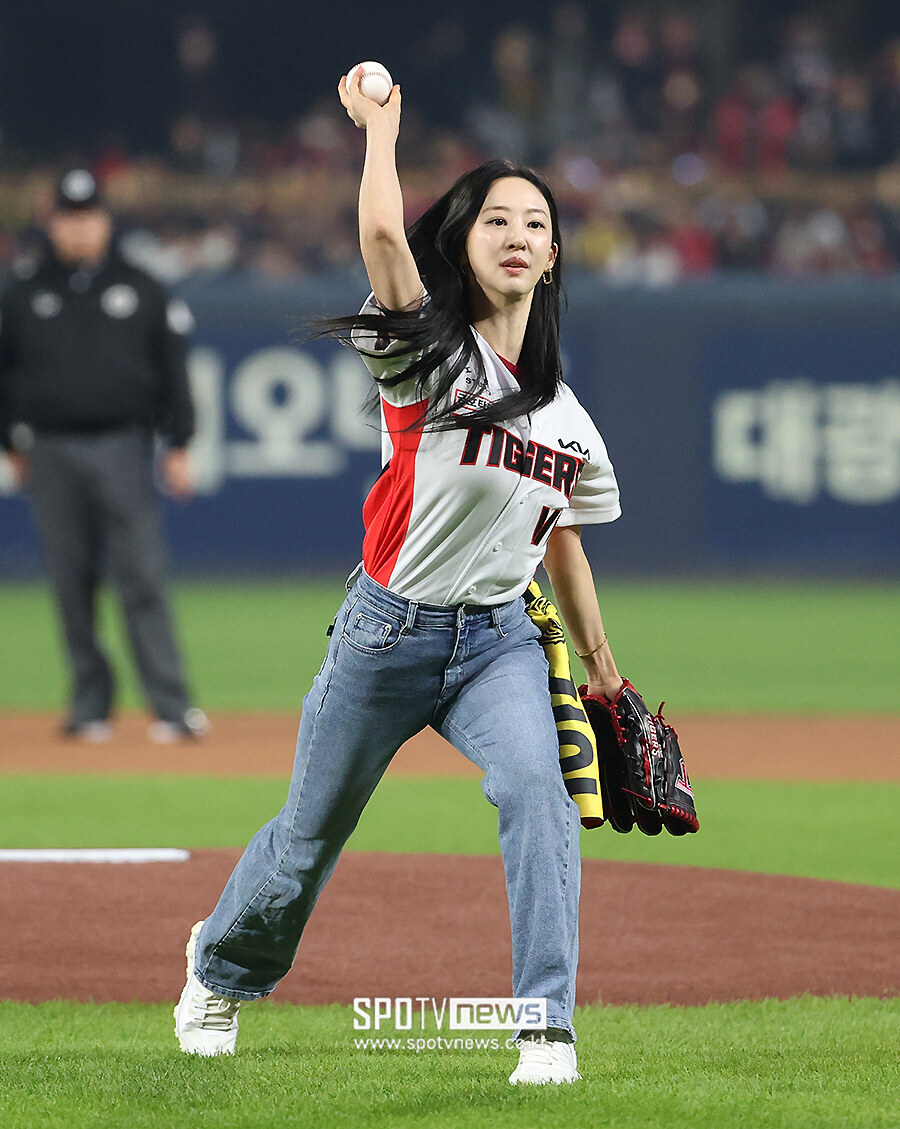 [포토S] 김다솜, '유니폼+청바지, 정석 시구 패션'