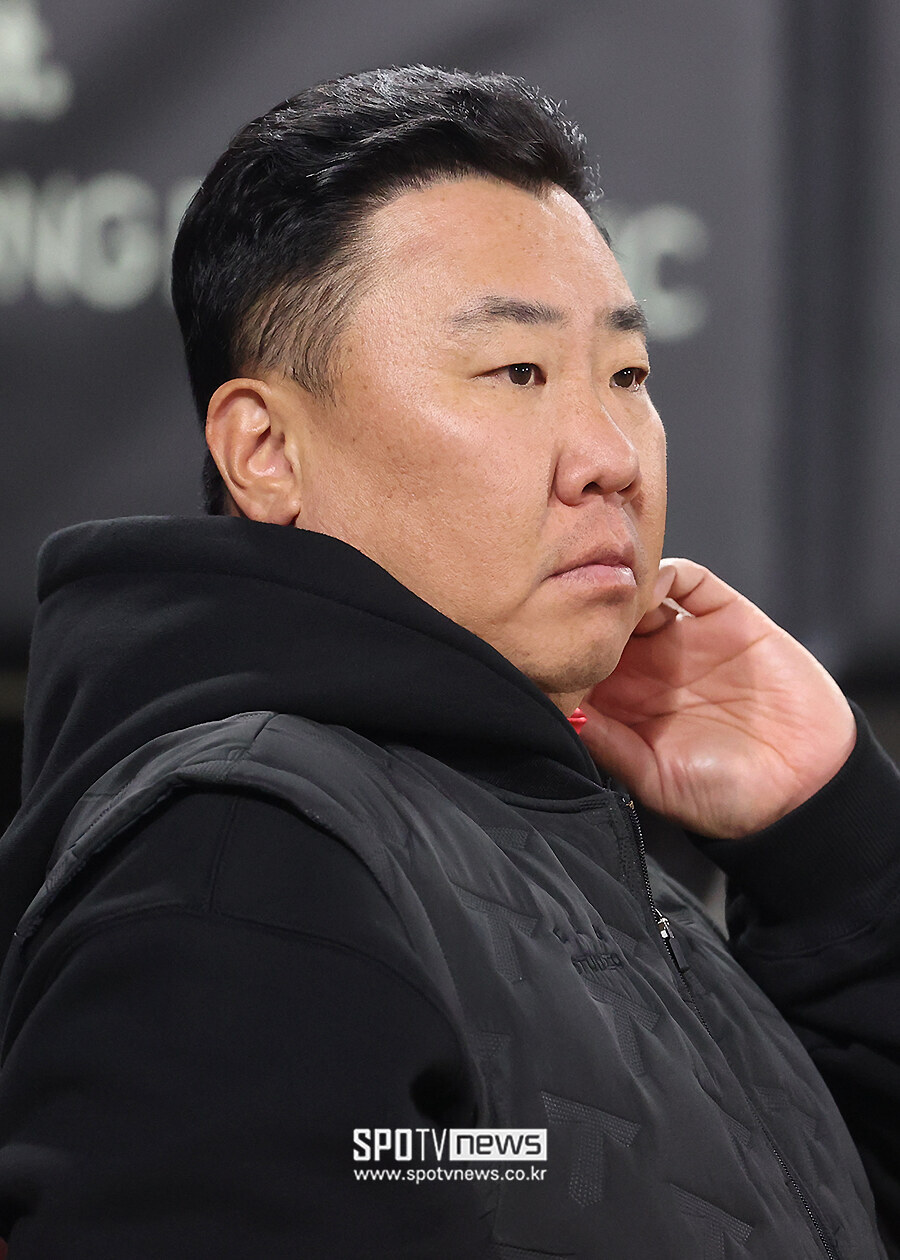 [포토S] 생각에 잠긴 이범호 감독