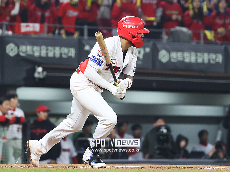 [포토S] 동점 적시타 날리는 카스트로