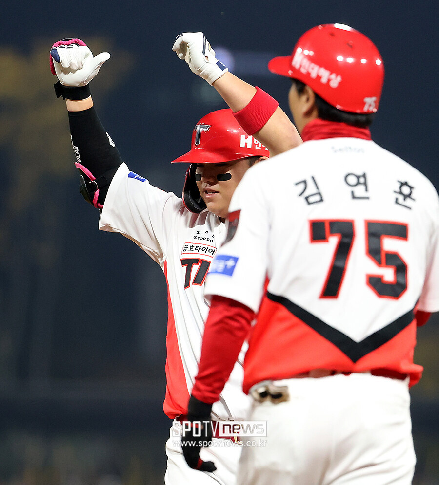 ▲ KIA는 30일 광주-기아챔피언스필드에서 열린 삼성과 플레이오프 4차전에서 4-2로 이겼다. 2-2로 맞선 7회 결승 적시타를 기록한 한준수 ⓒ곽혜미 기자