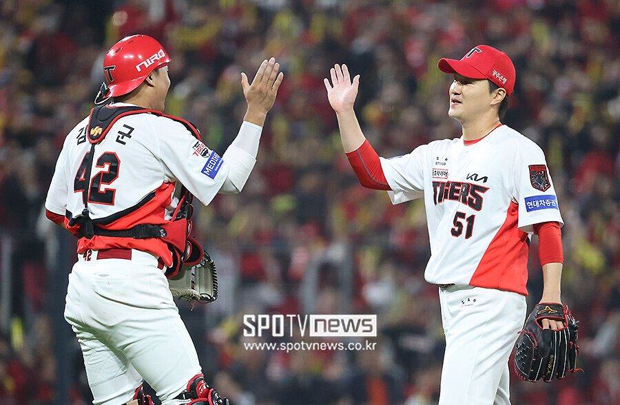 [포토S] 전상현-김태군, '승리 지켰다'