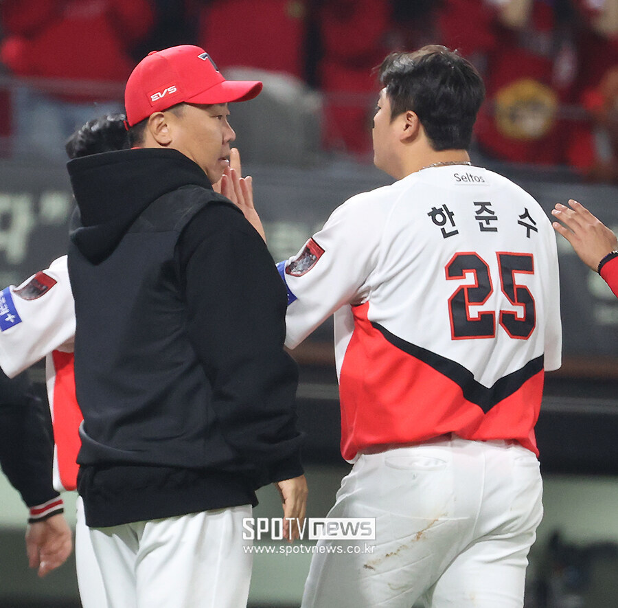 [포토S] 이범호 감독, '한준수와 하이파이브'