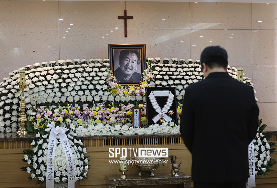 유족 뜻 바꿨다…故최불암 빈소 공개 '국민 아버지의 미소'