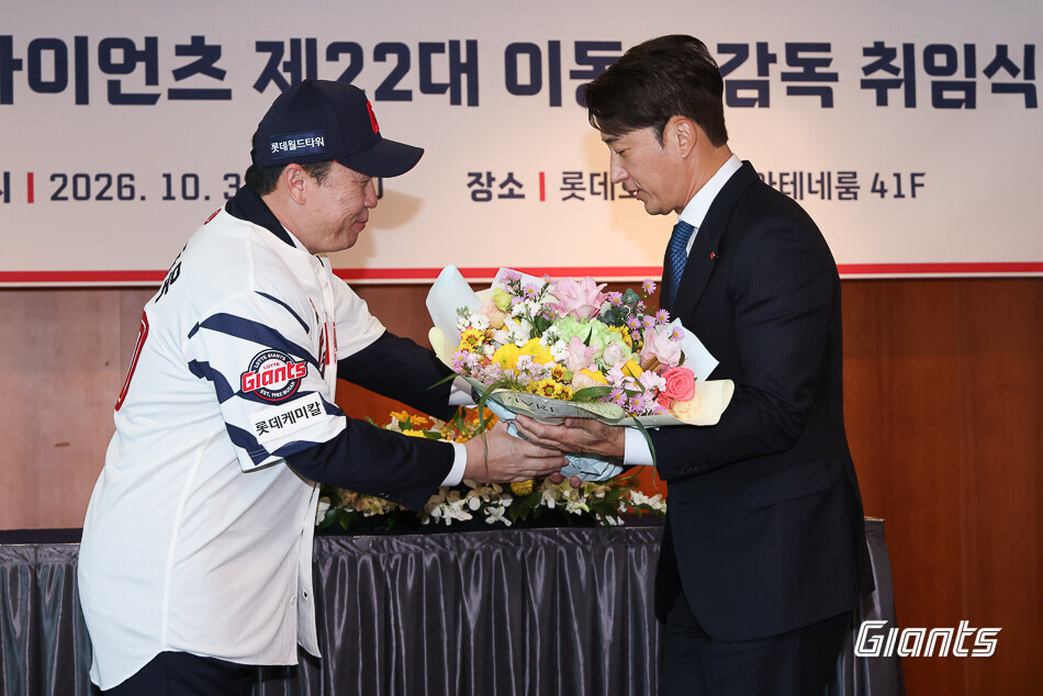 ▲ 롯데 자이언츠 이동욱 감독과 이택근 단장 ⓒ롯데 자이언츠