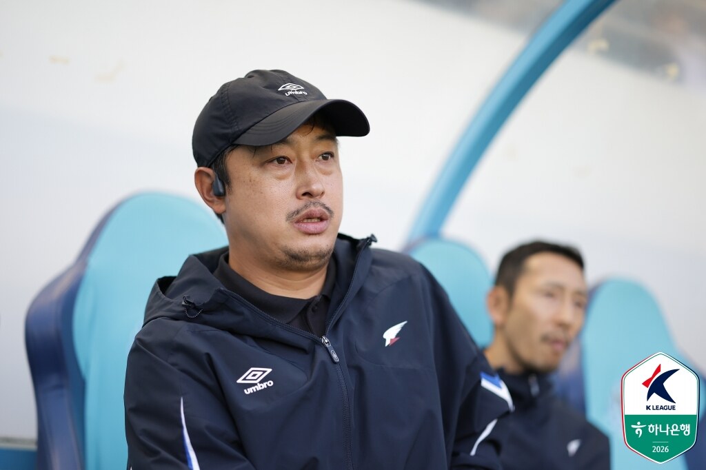 [SPO 현장] ‘경고누적’ 이정효 감독 대신 기자회견 참석한 마철준 수석코치 “선수들이 분위기에 흔들린 것은 사실”