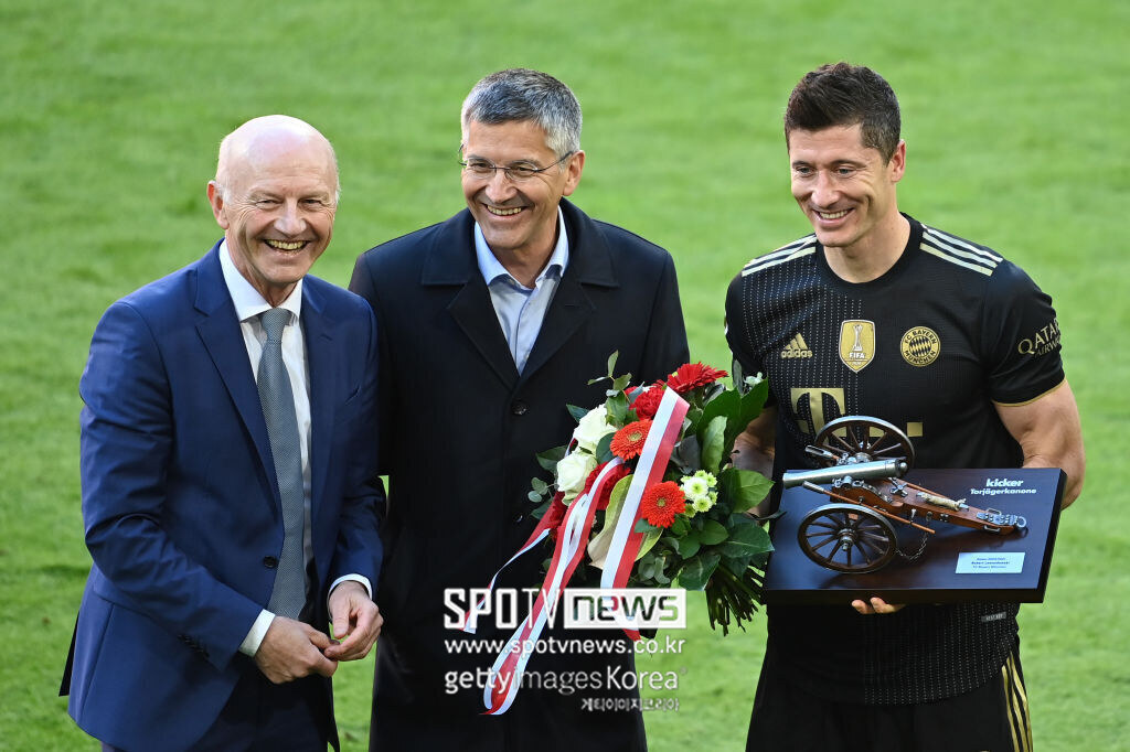 ▲ 발롱도르는 전 세계 기자단의 투표로 수상자를 결정한다. 남자 부문은 FIFA 랭킹 상위 100개국에서 국가별 전문 기자 한 명씩이 투표에 참여한다. 독일을 대표한 빌트 기자(왼쪽).
